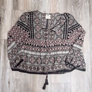 NWOT wild blue. floral blouse with tassels.